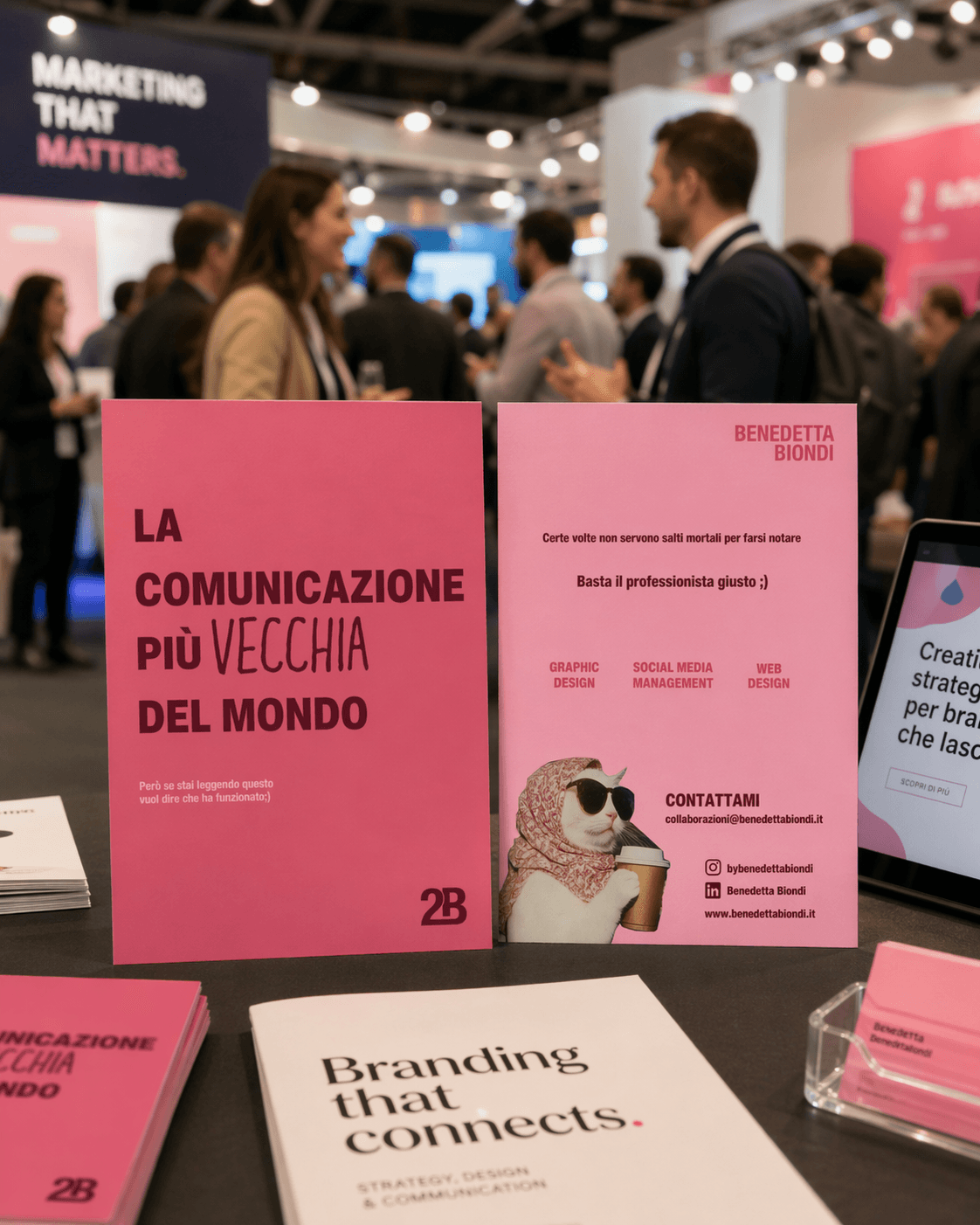 Mockup ambientato del progetto promozionale rosa